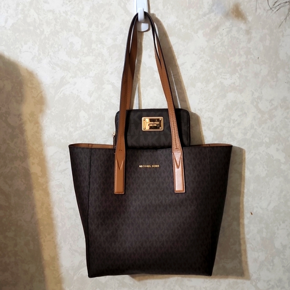 SOLD**SOLD NWOT MK Voyager tote w/matching wallet.